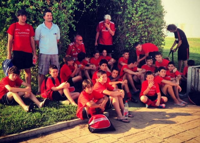  球员休息草地上 